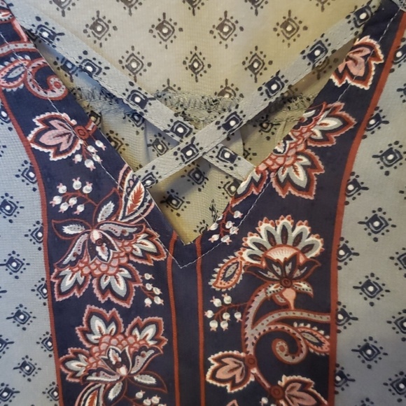 Perfect blouse for work! - Picture 4 of 5